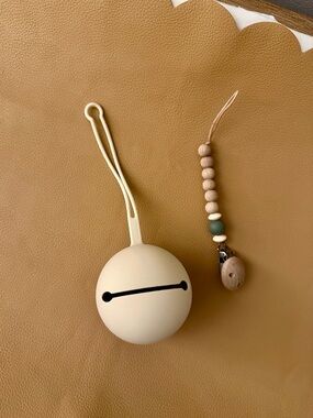 MUSHIE Silicone Pacifier Holder (beige) with MUSHIE Beaded Pacifier Clip